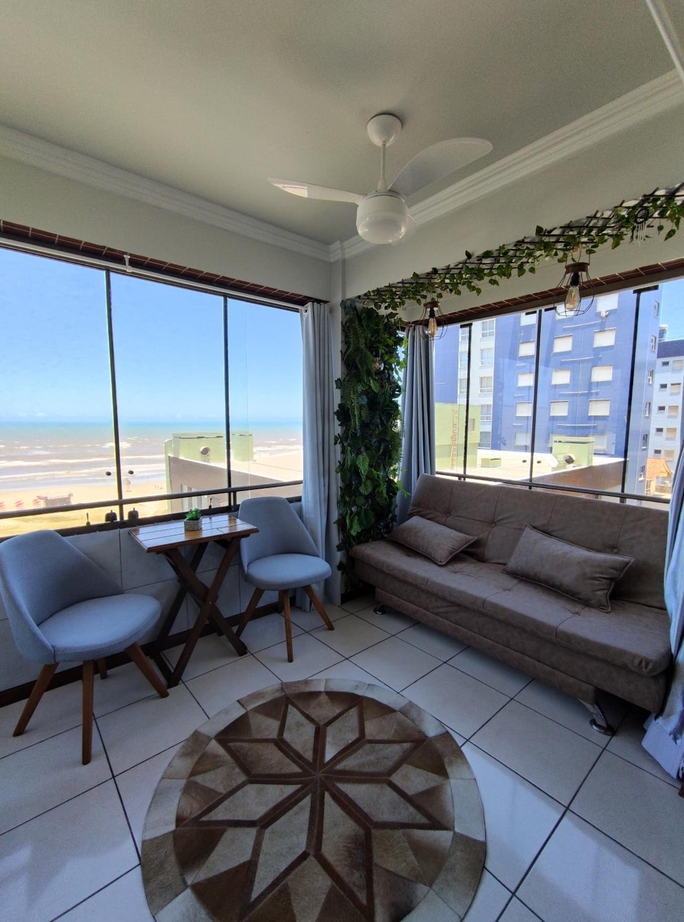 Apto 2 dorm com vista para o mar