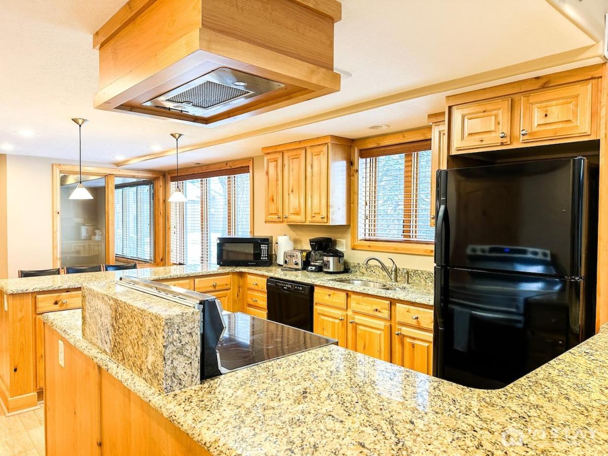 Silver Star Ski Retreat W Private Hot Tub! view 4