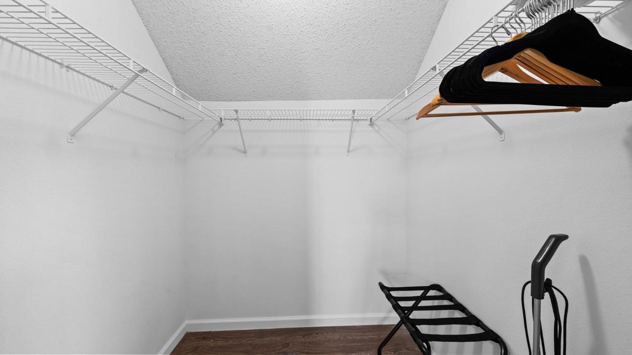 Brandon Central Location 4BR Lake Oasis