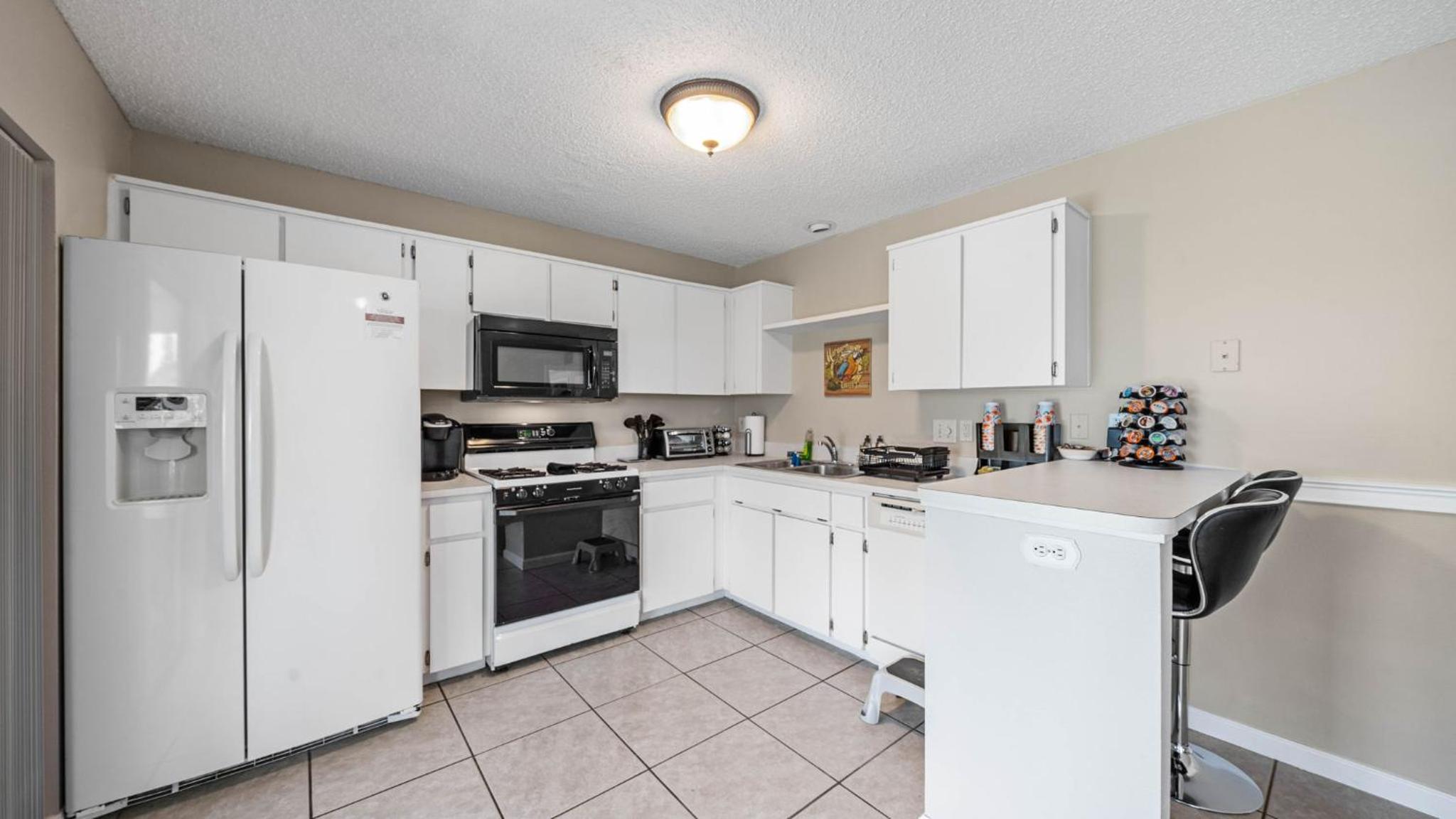 Brandon Central Location 4BR Lake Oasis