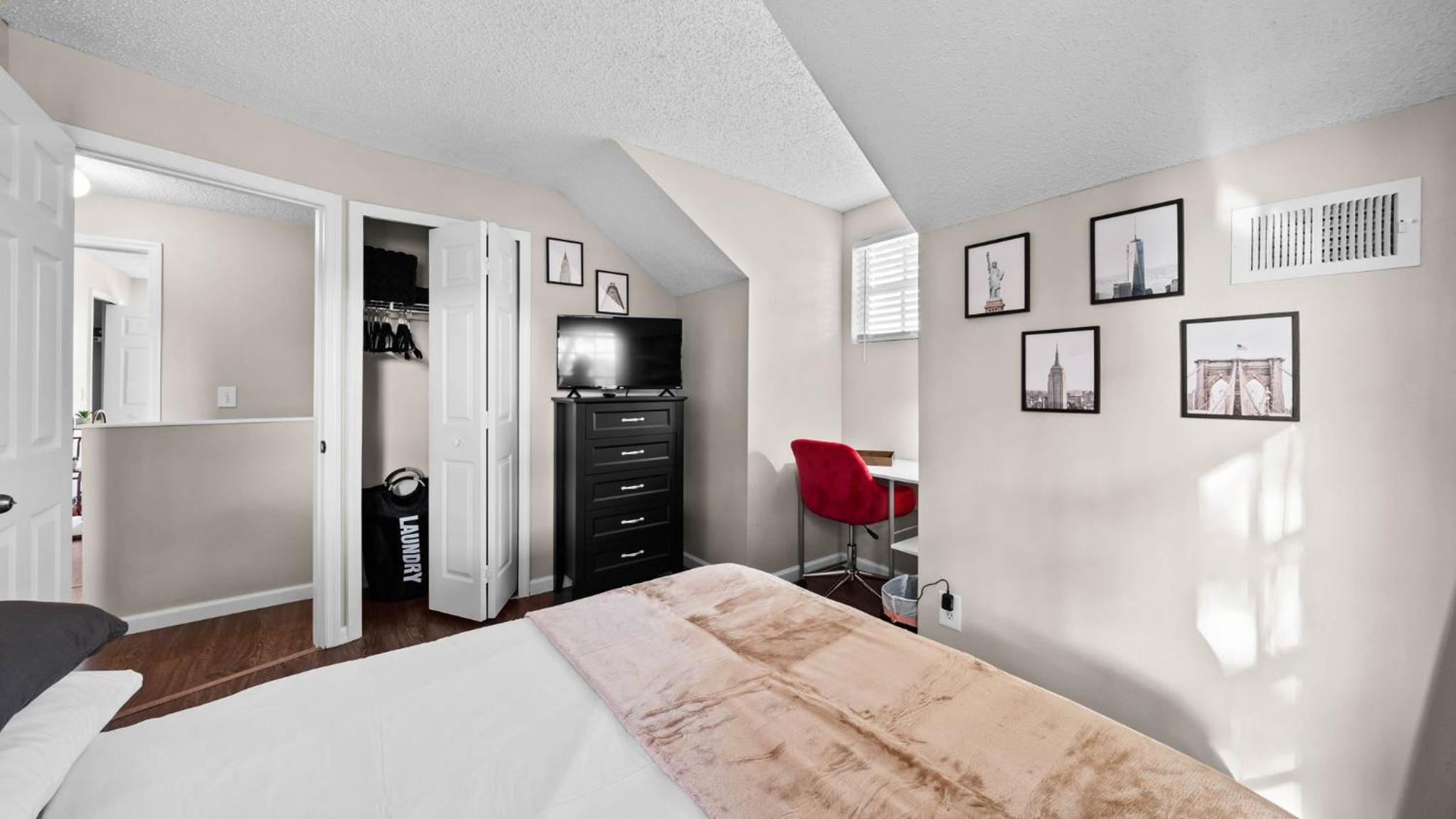 Brandon Central Location 4BR Lake Oasis