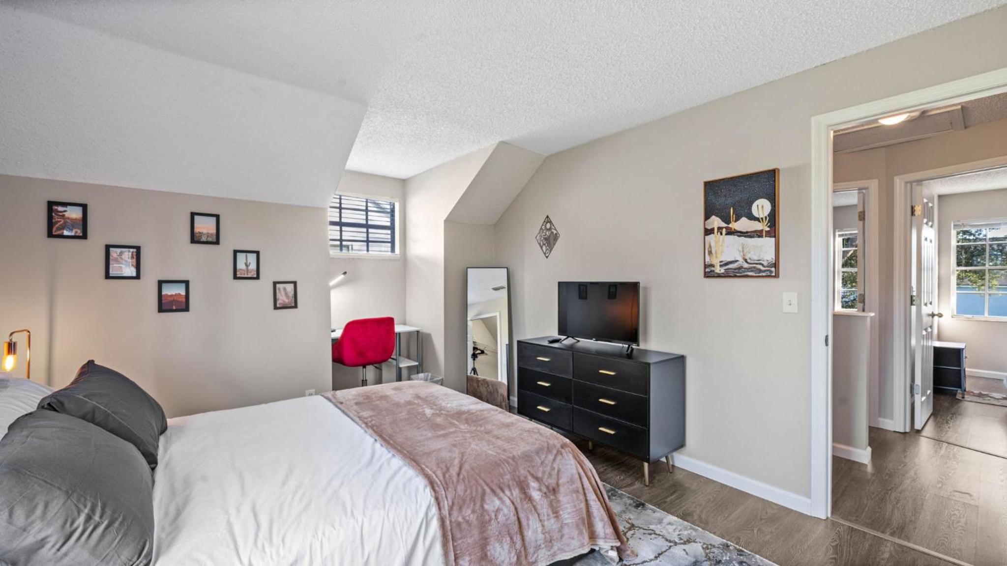 Brandon Central Location 4BR Lake Oasis