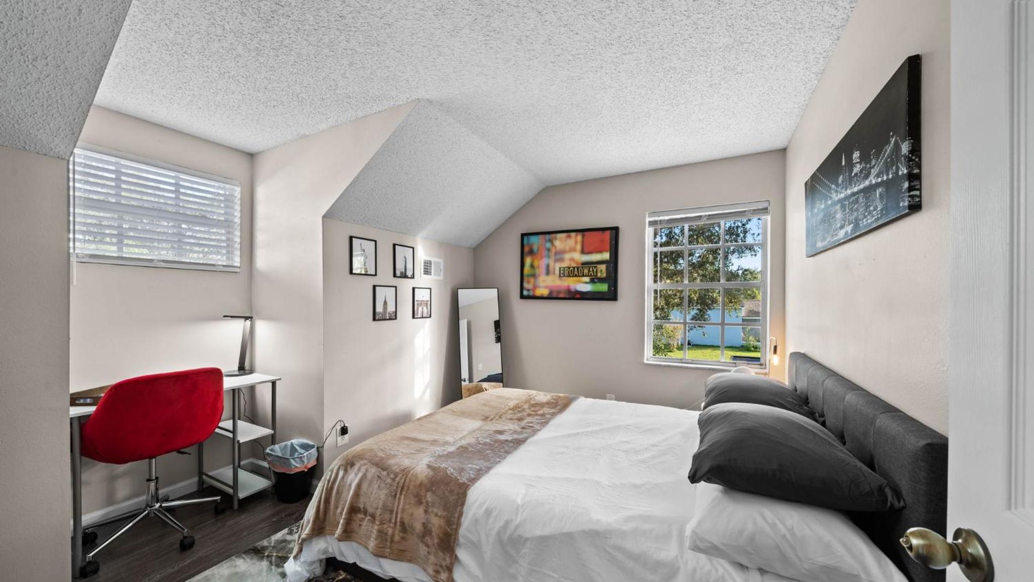 Brandon Central Location 4BR Lake Oasis
