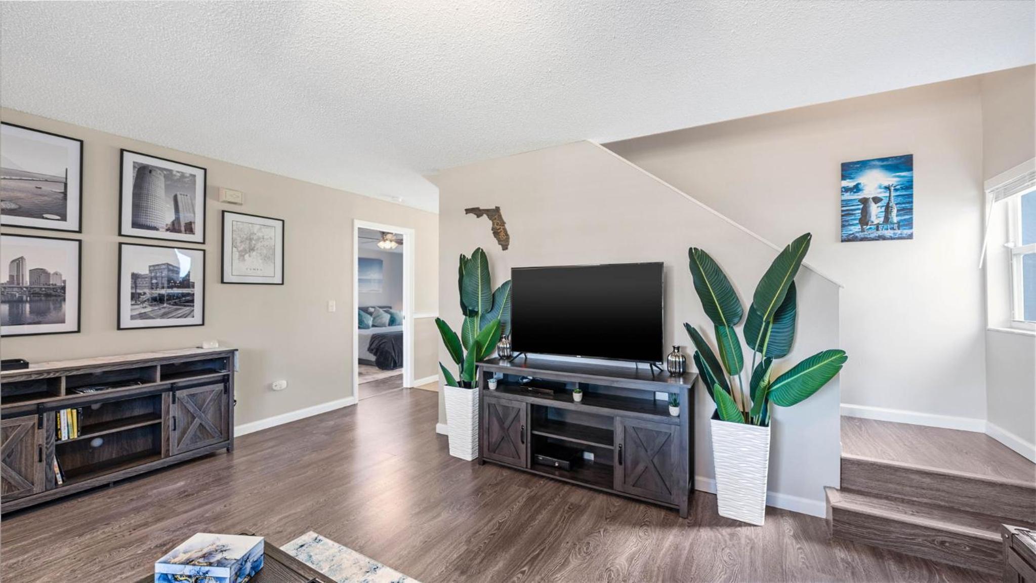 Brandon Central Location 4BR Lake Oasis