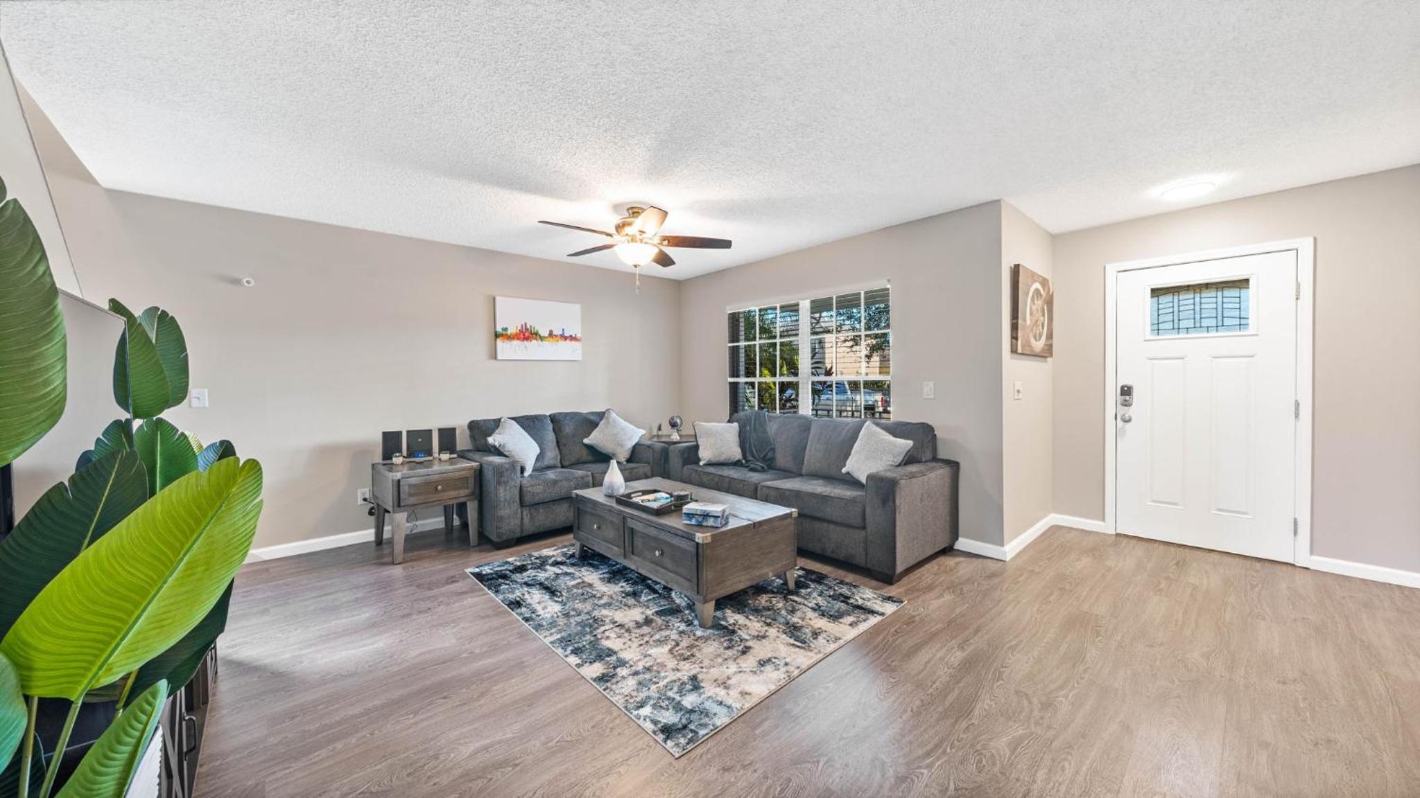 Brandon Central Location 4BR Lake Oasis