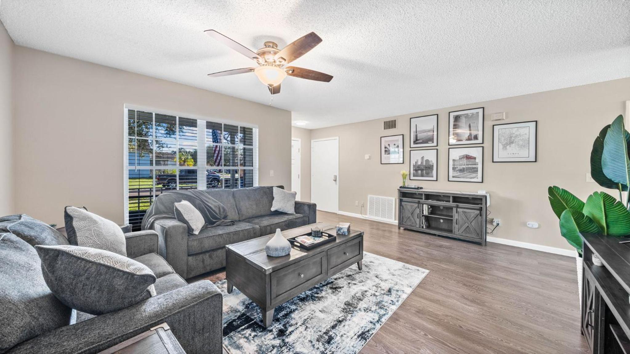 Brandon Central Location 4BR Lake Oasis