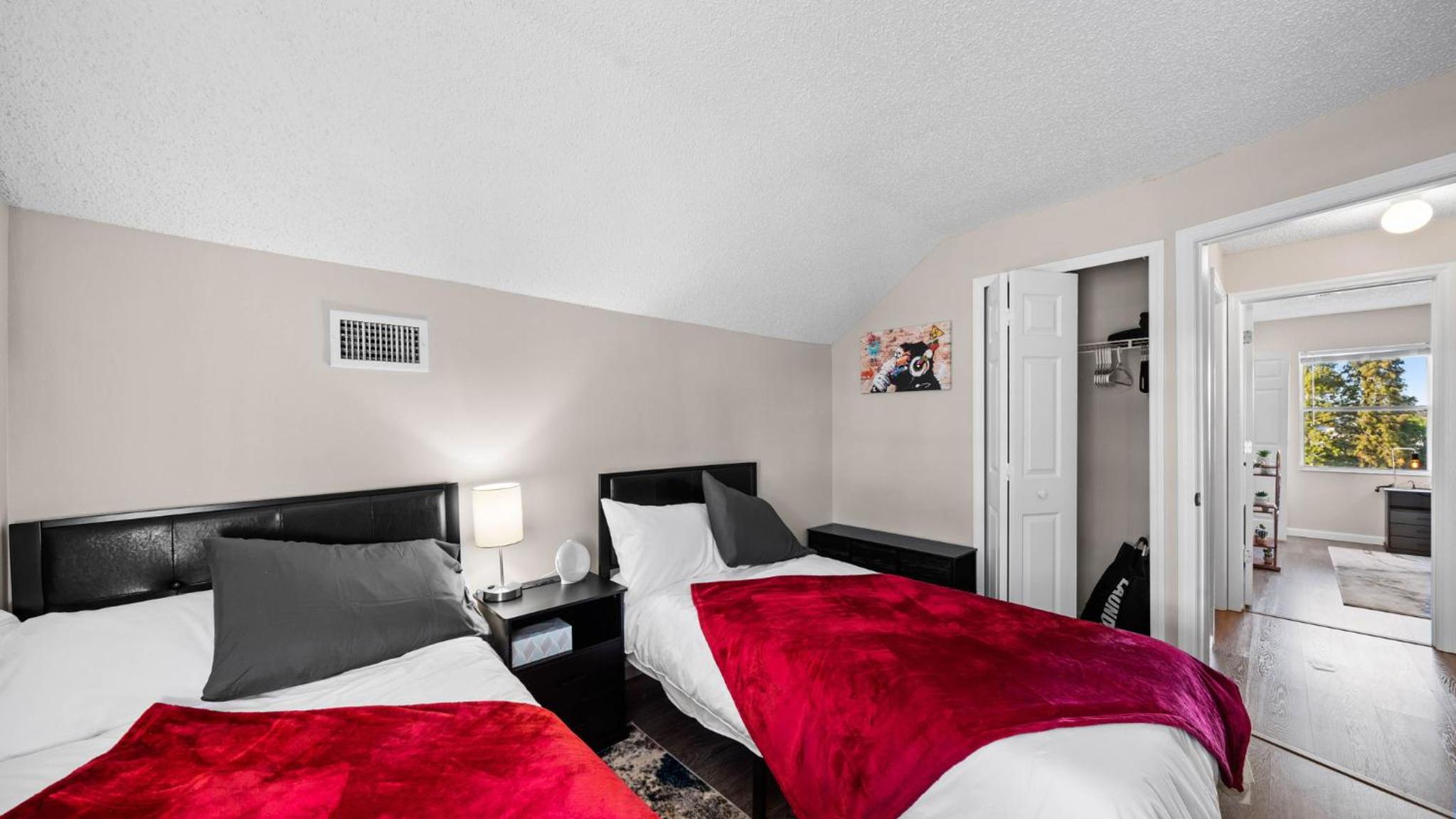 Brandon Central Location 4BR Lake Oasis