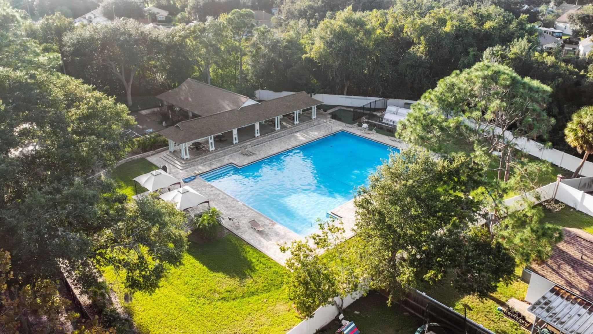Brandon Central Location 4BR Lake Oasis
