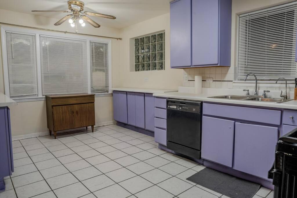 Chicago Vacations - City Living Bliss 3BR Gem Near Parks and Dining - Property Image 5