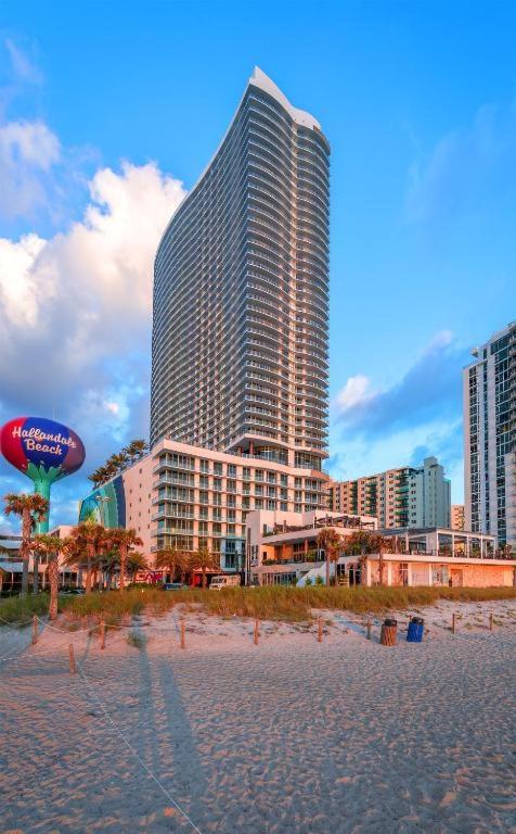 LYFE on the Beach 25th floor 1 bed unit with Oceanview view 2