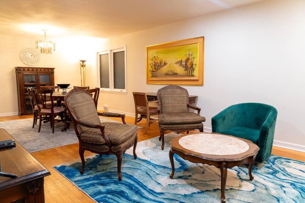 Chicago Vacations - City Living Bliss 3BR Gem Near Parks and Dining - Property Image 1