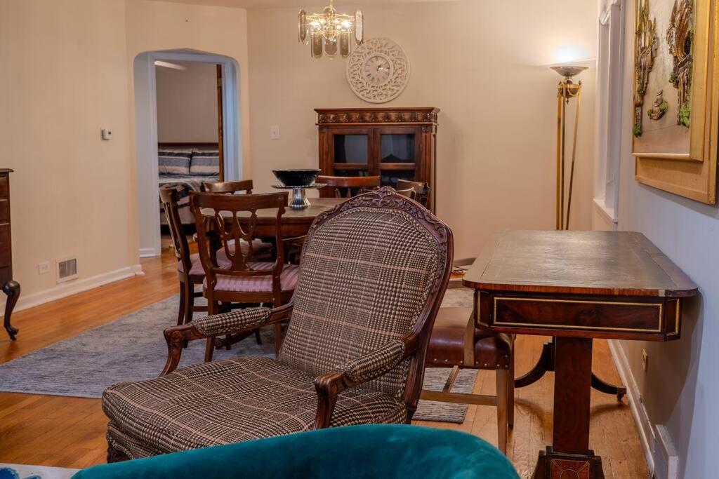 Chicago Vacations - City Living Bliss 3BR Gem Near Parks and Dining - Property Image 4