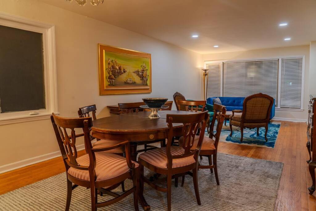Chicago Vacations - City Living Bliss 3BR Gem Near Parks and Dining - Property Image 3