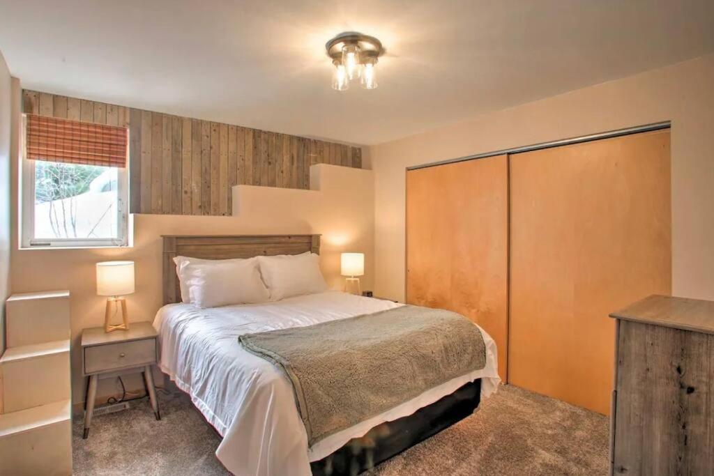 Gorgeous Hill Top Haven. Sleeps 14+ view 5
