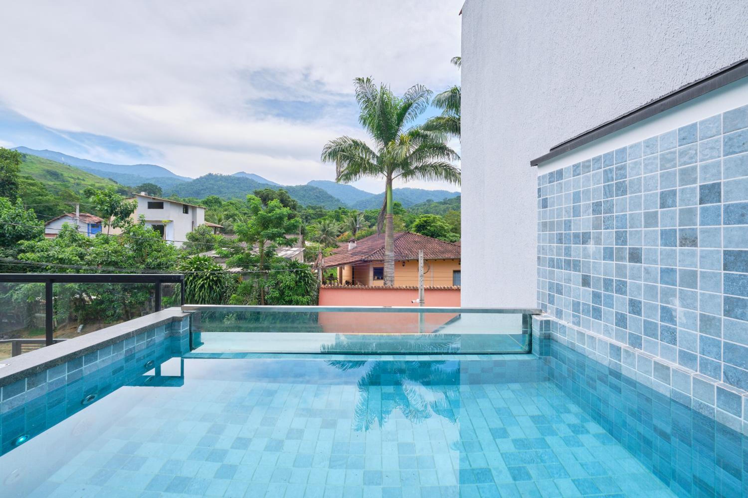 Villa da Serra 2 - Casa com piscinas privativas vidro