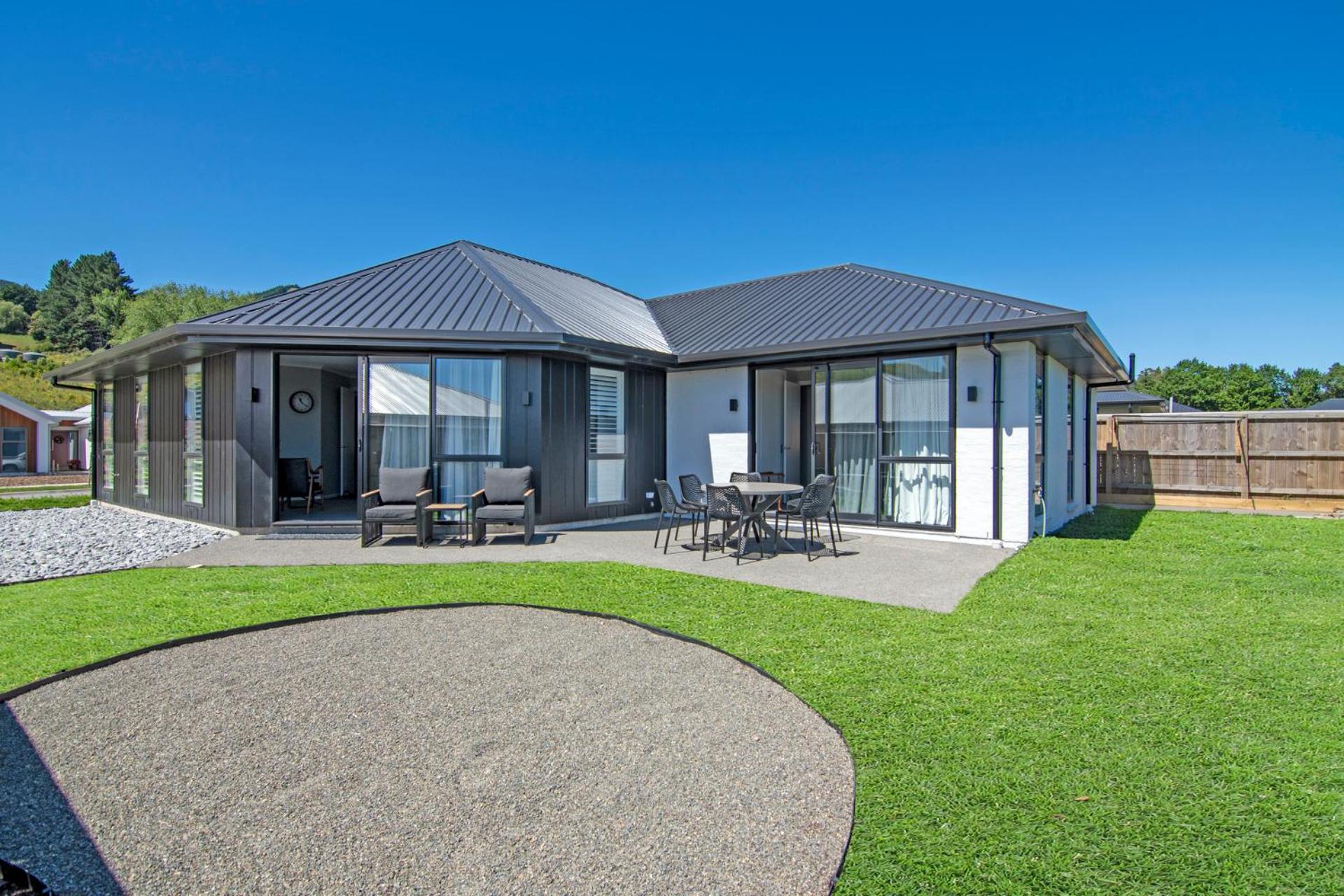 Chic And Cosy - Nelson Holiday Home view 2