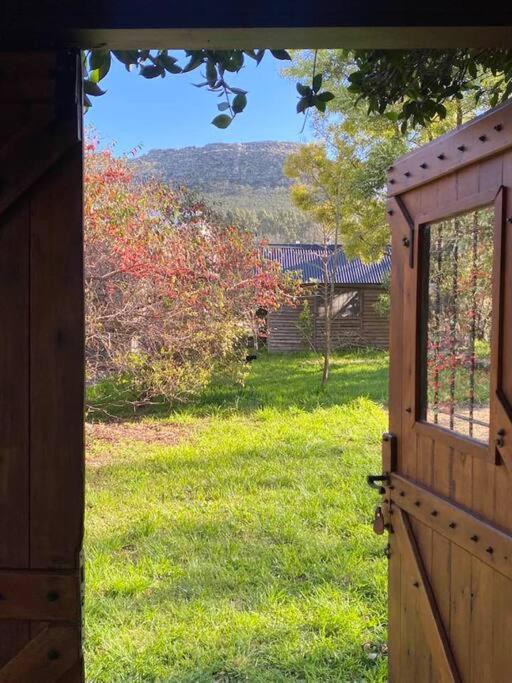 Cabaña al pie de la sierra