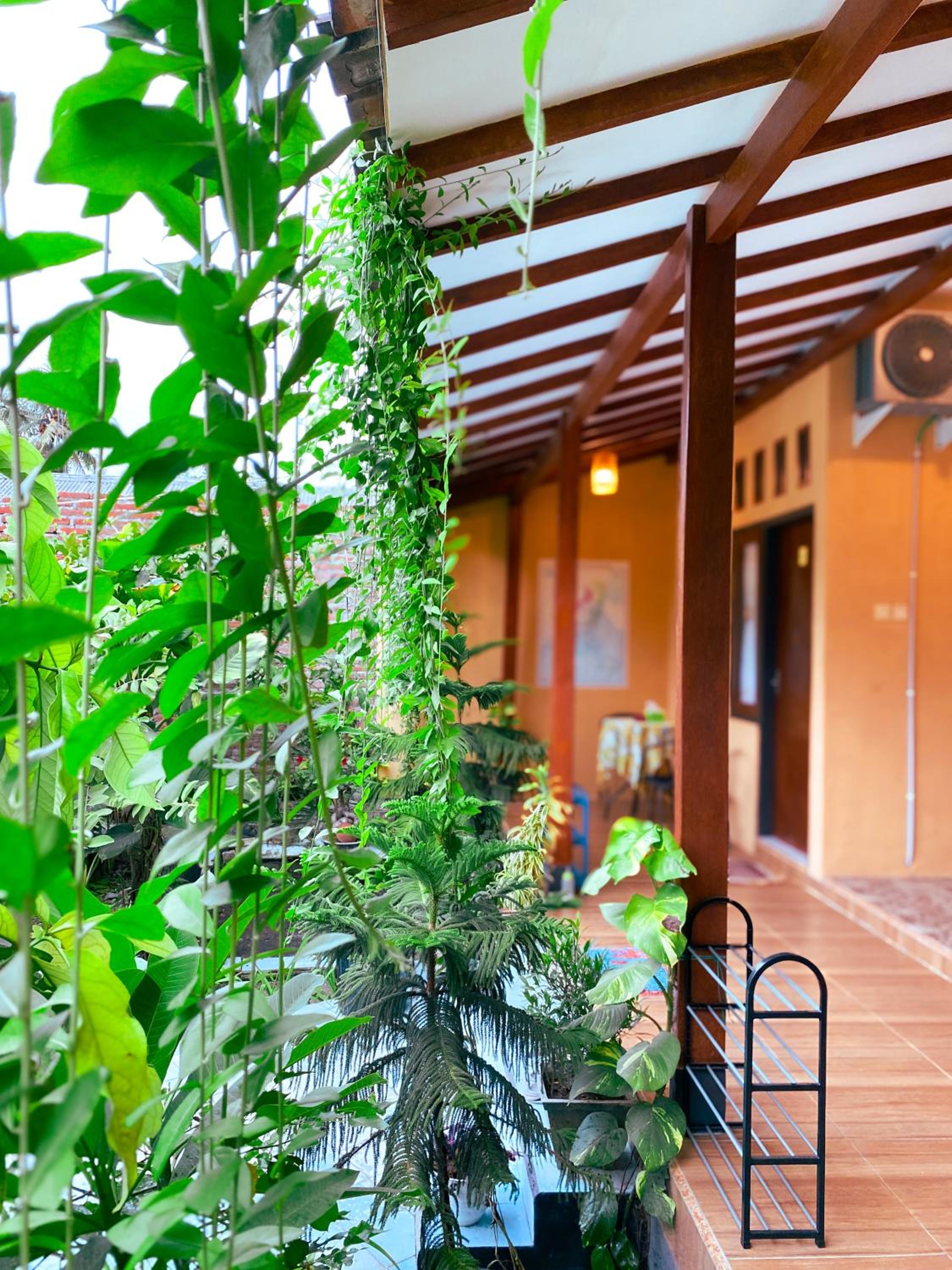 Nitha Homestay Near Train Station