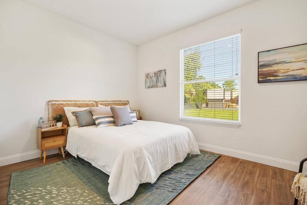 Luxury King Suite, 3BR 2BA, Beach Vibe, Top-Tier Amenities, Prime location view 2