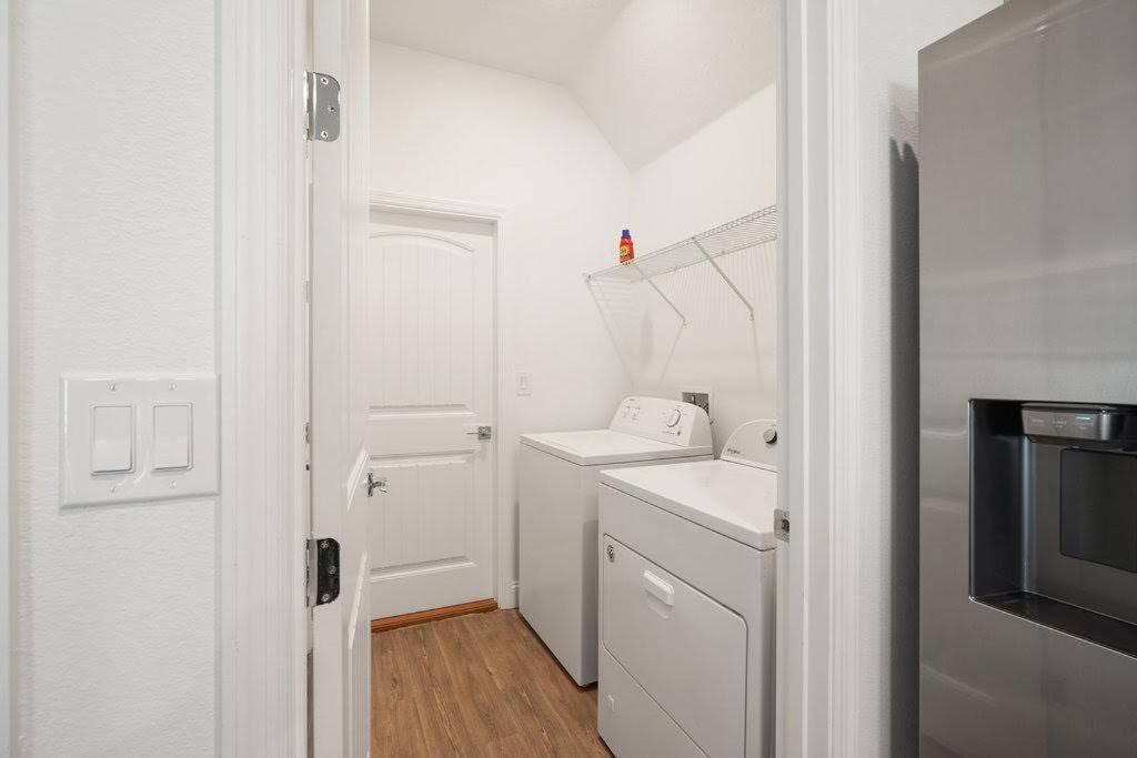 Luxury King Suite, 3BR 2BA, Beach Vibe, Top-Tier Amenities, Prime location view 4