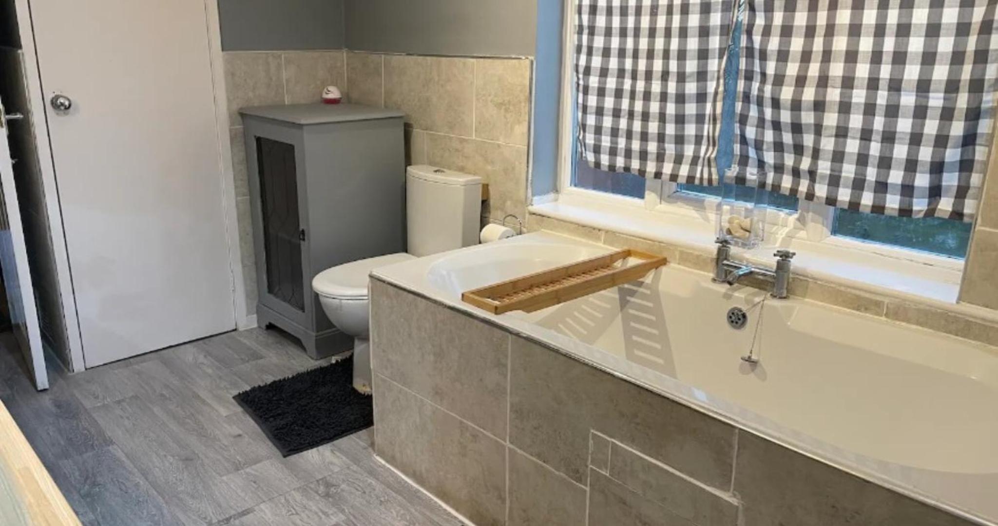 Contractors Grove 2 Bed House Town Centre Location view 2