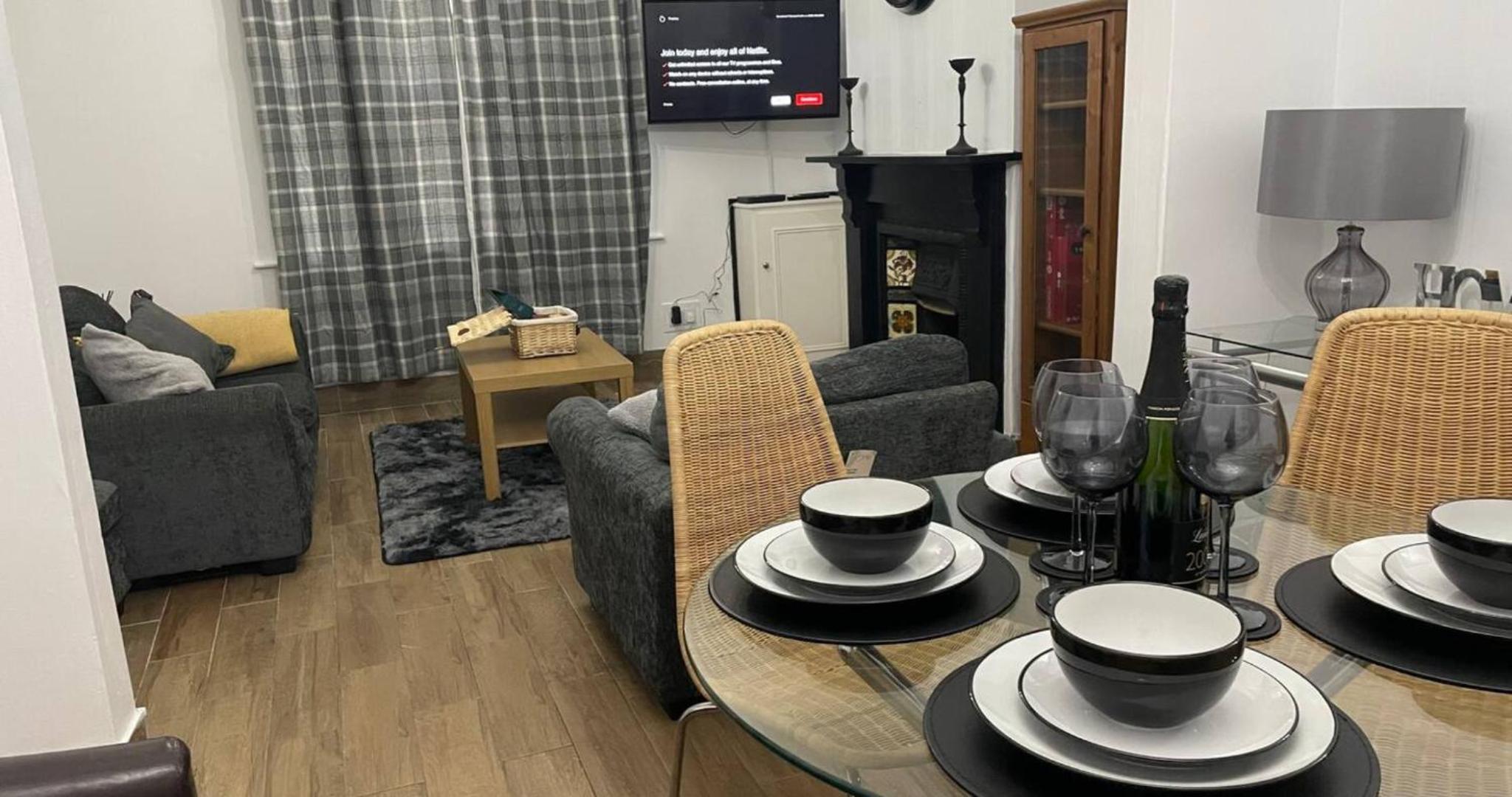 Contractors Grove 2 Bed House Town Centre Location view 3