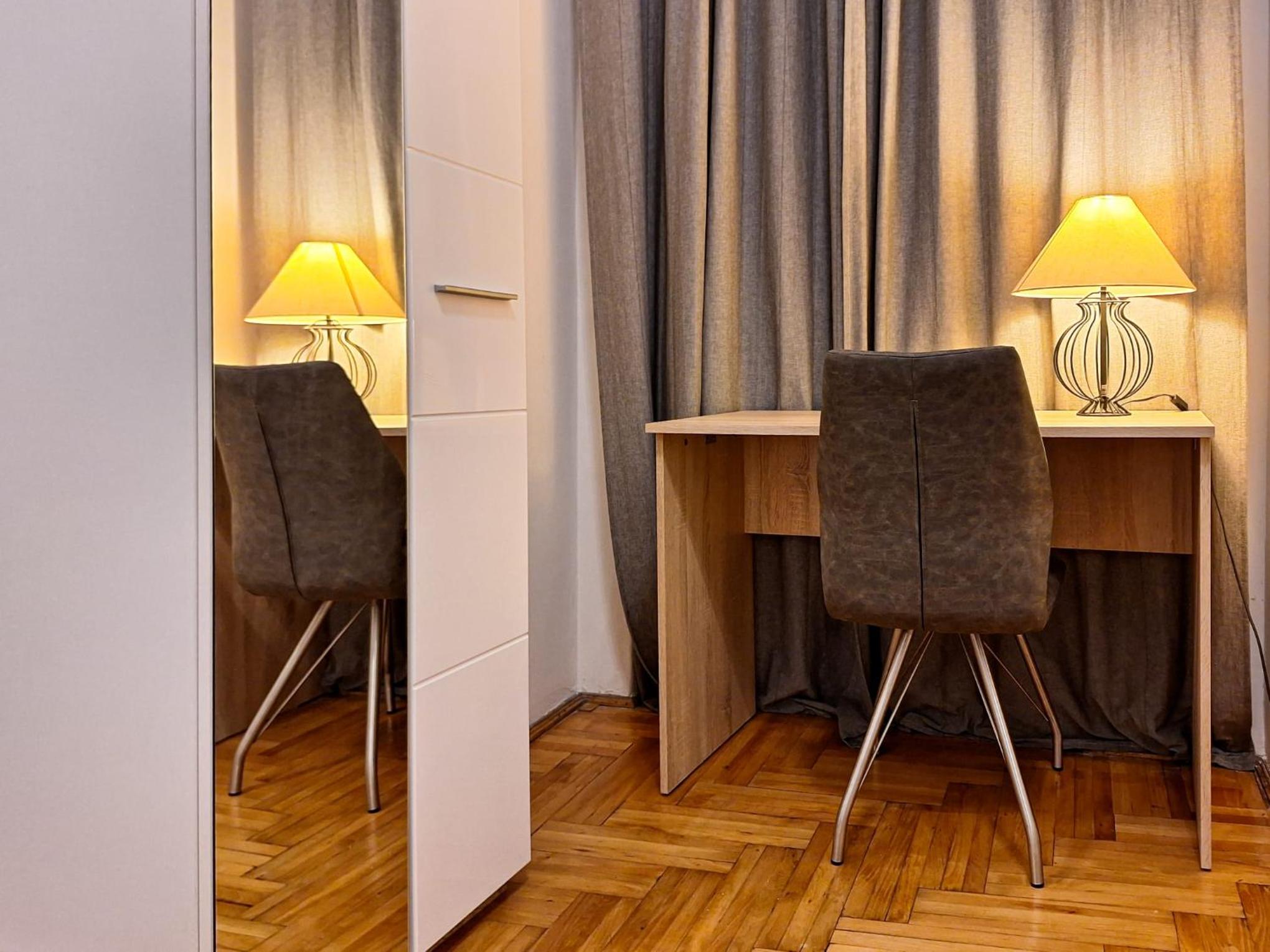 Modern Parkside Garden View Apartment