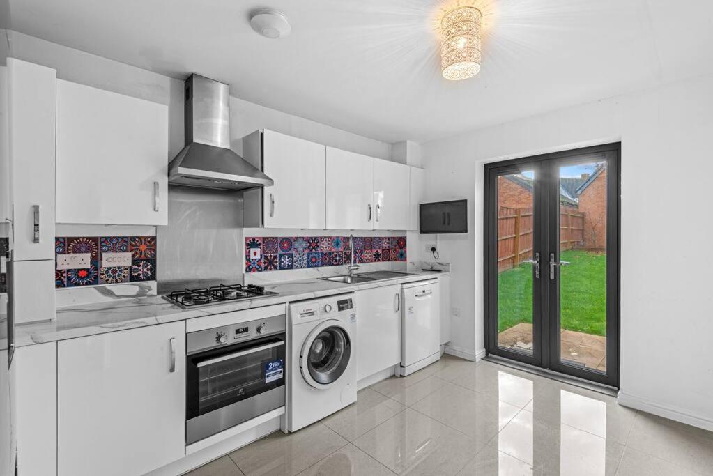 Modern Detached 5 Bedroom House view 5