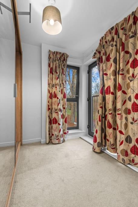 Modern Detached 5 Bedroom House view 2