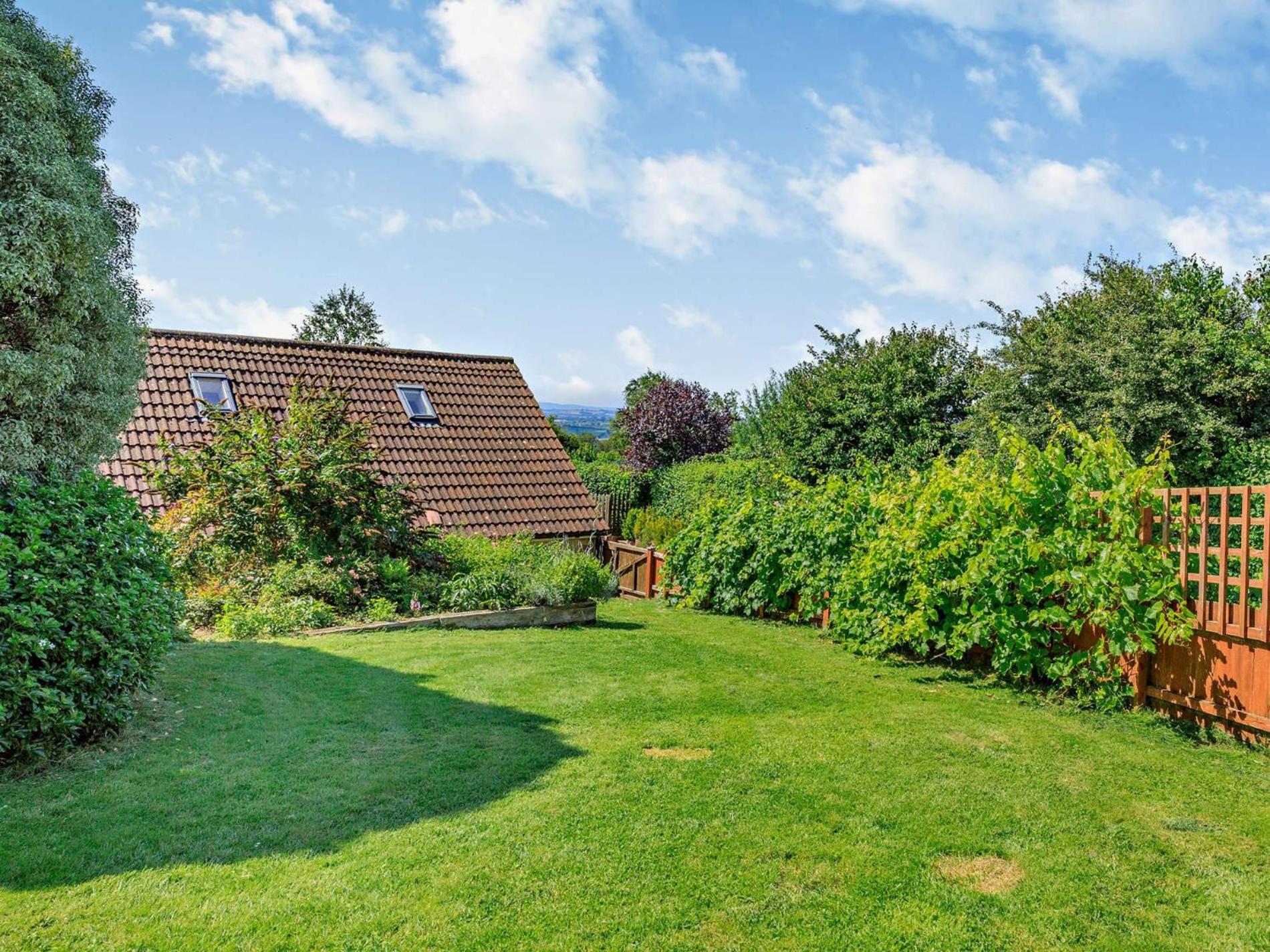 3 Bed in Yeovil oc-htorv view 2