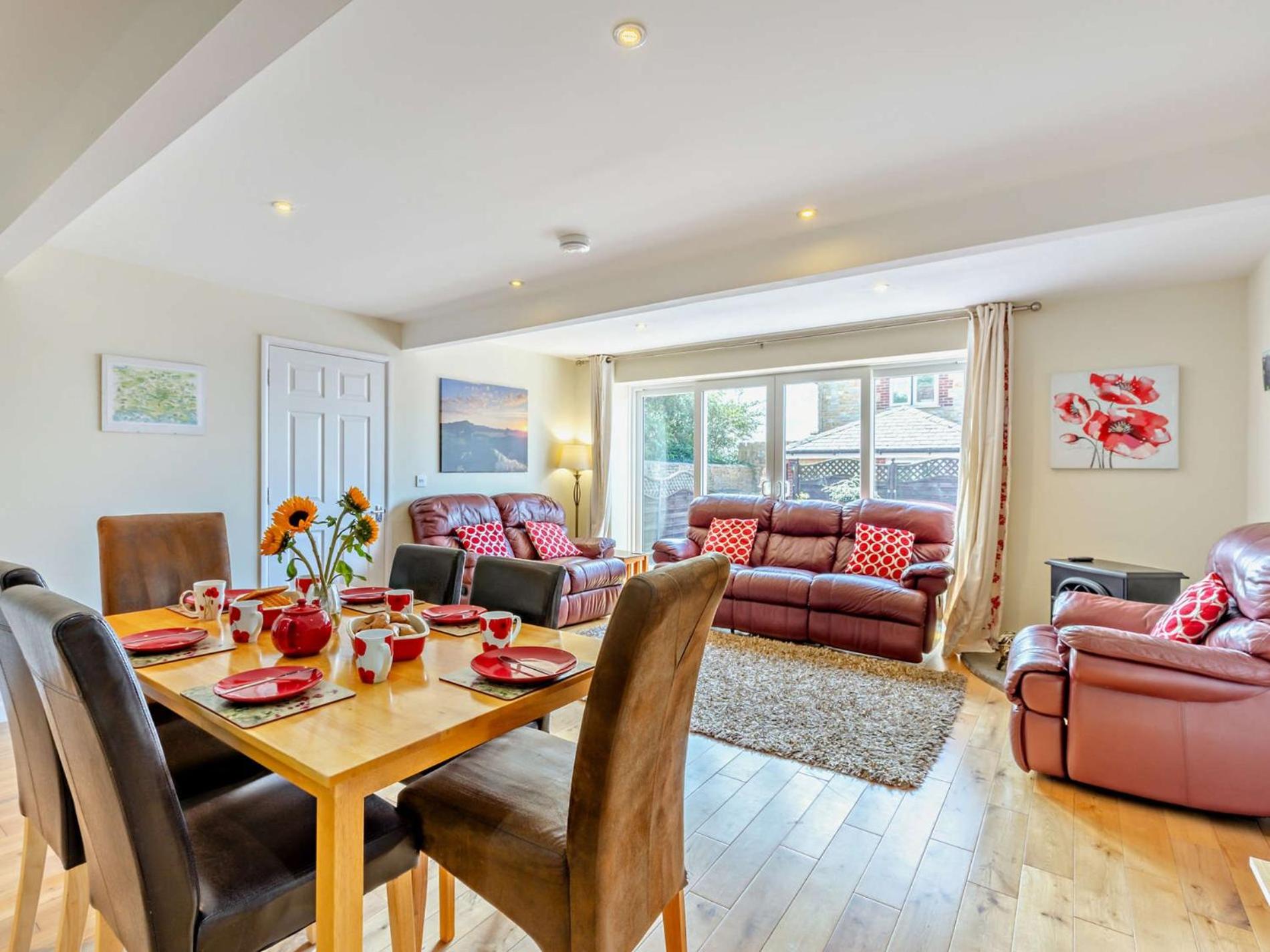 3 Bed in Yeovil oc-htorv view 3