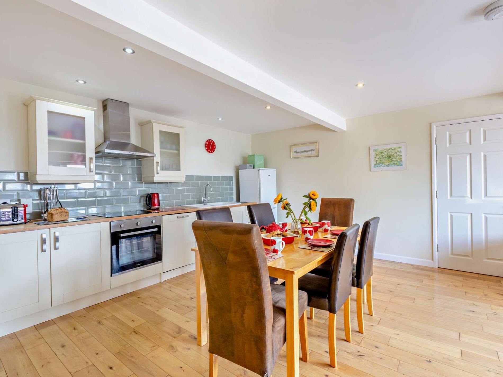 3 Bed in Yeovil oc-htorv view 5
