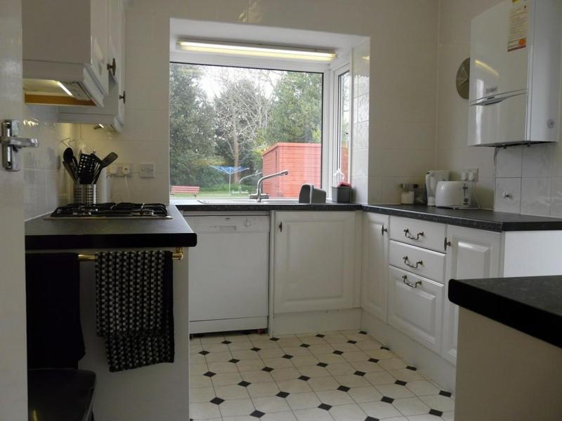 AVON BEACH RETREAT by BOURNECOAST- A Lovely Bungalow by the Sea with a Garden and Parking - HB2087