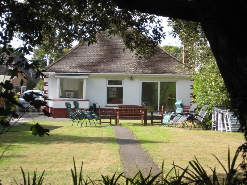 AVON BEACH RETREAT by BOURNECOAST- A Lovely Bungalow by the Sea with a Garden and Parking - HB2087