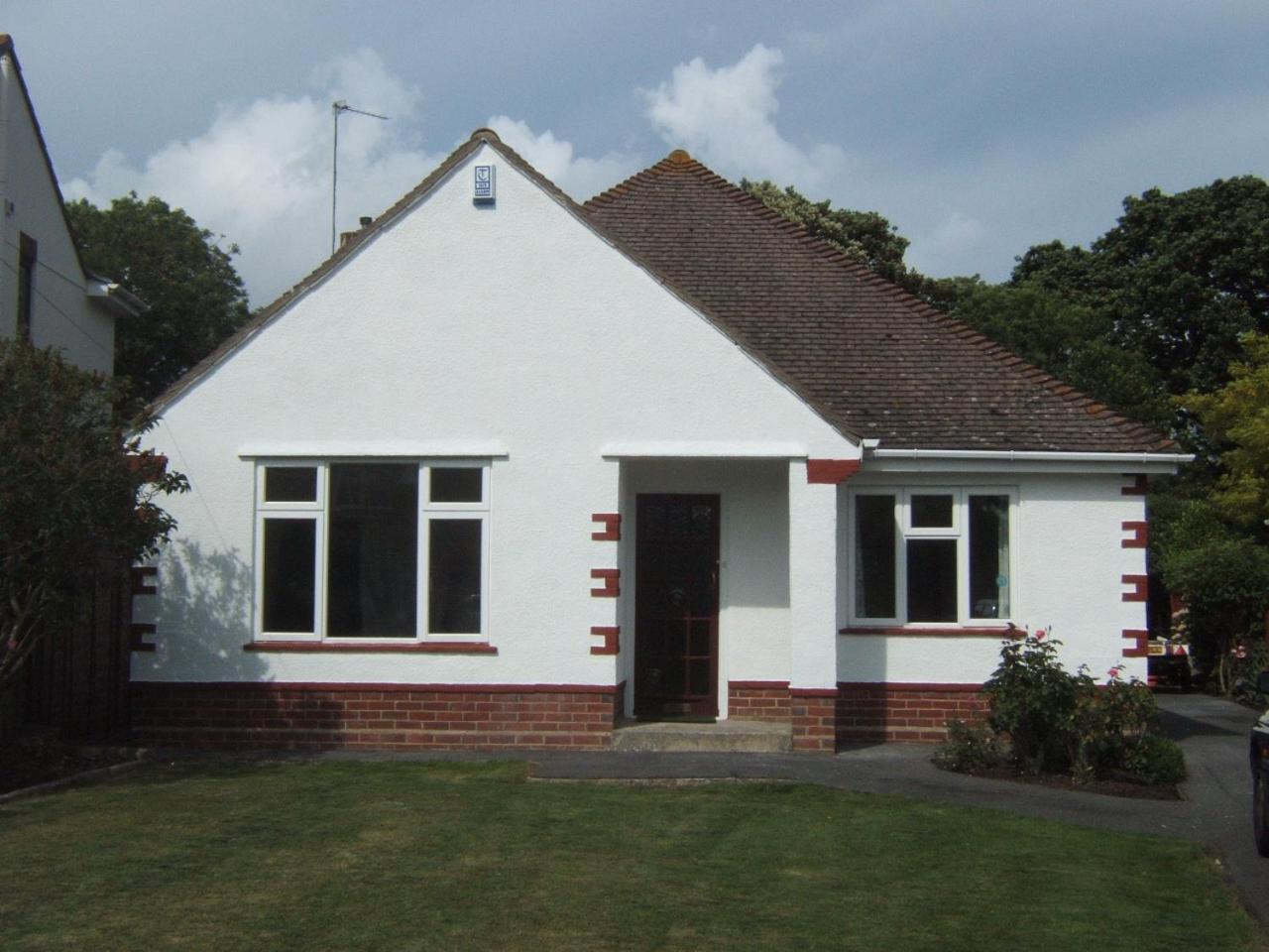 AVON BEACH RETREAT by BOURNECOAST- A Lovely Bungalow by the Sea with a Garden and Parking - HB2087