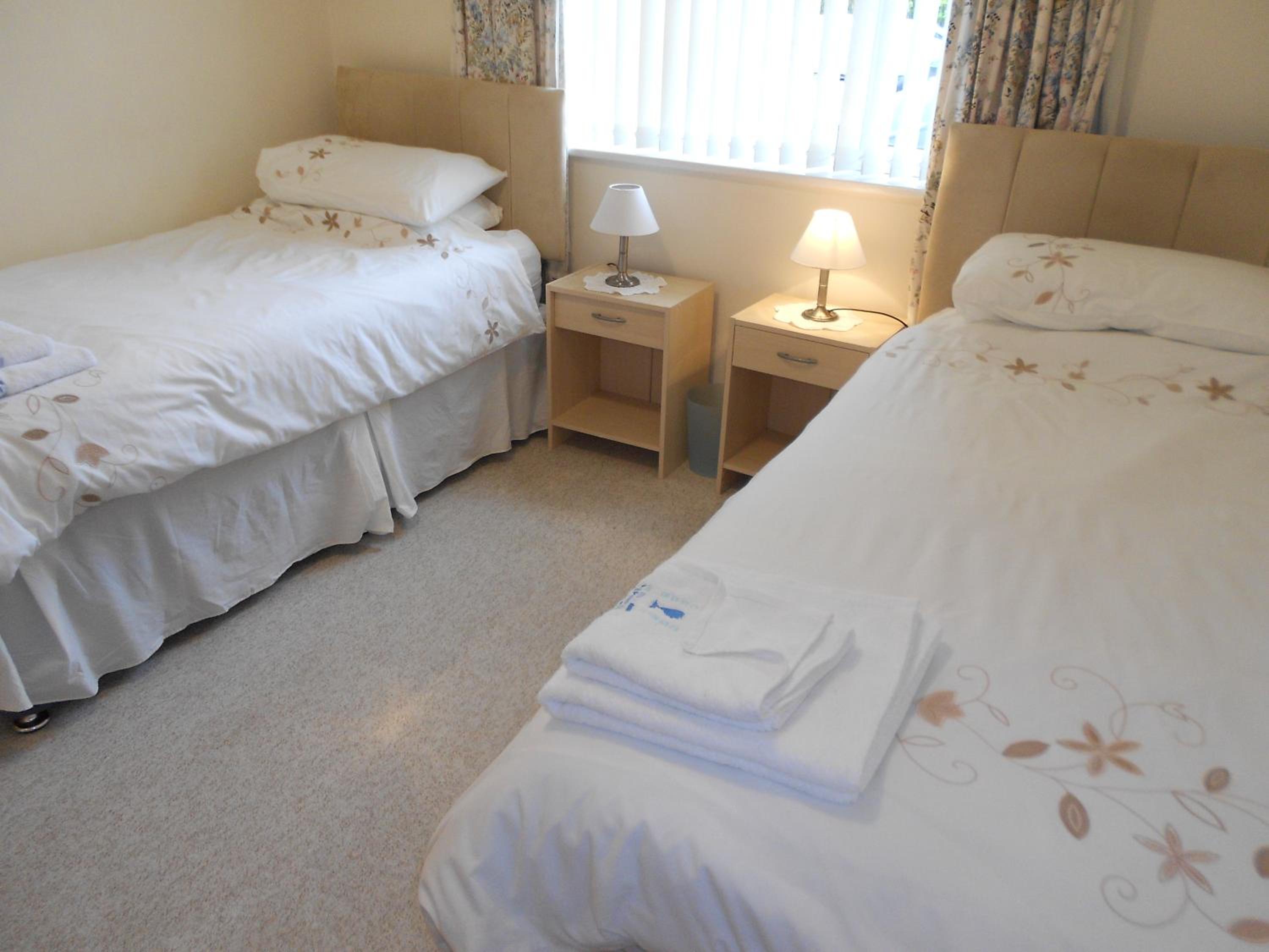 AVON BEACH RETREAT by BOURNECOAST- A Lovely Bungalow by the Sea with a Garden and Parking - HB2087