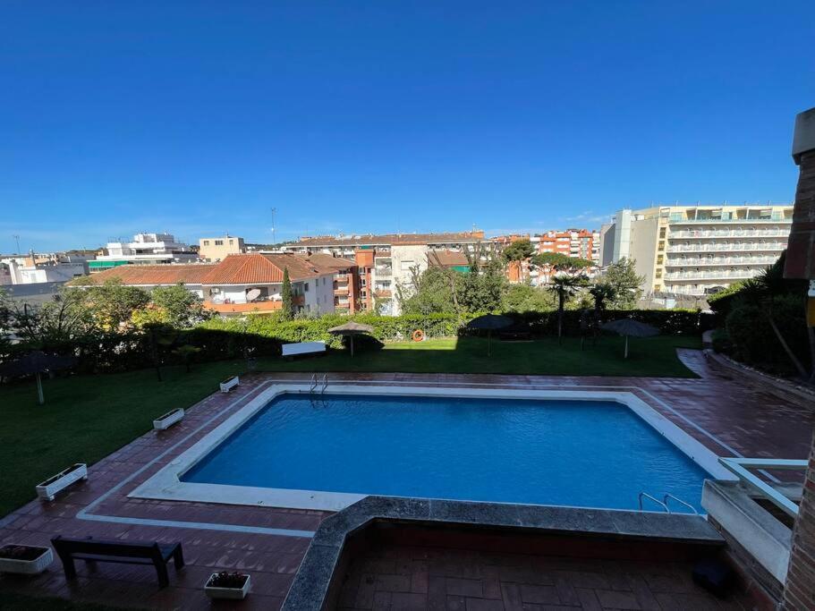 Family Oasis: Year-Round Beachside Apartments in Lloret de Mar view 3