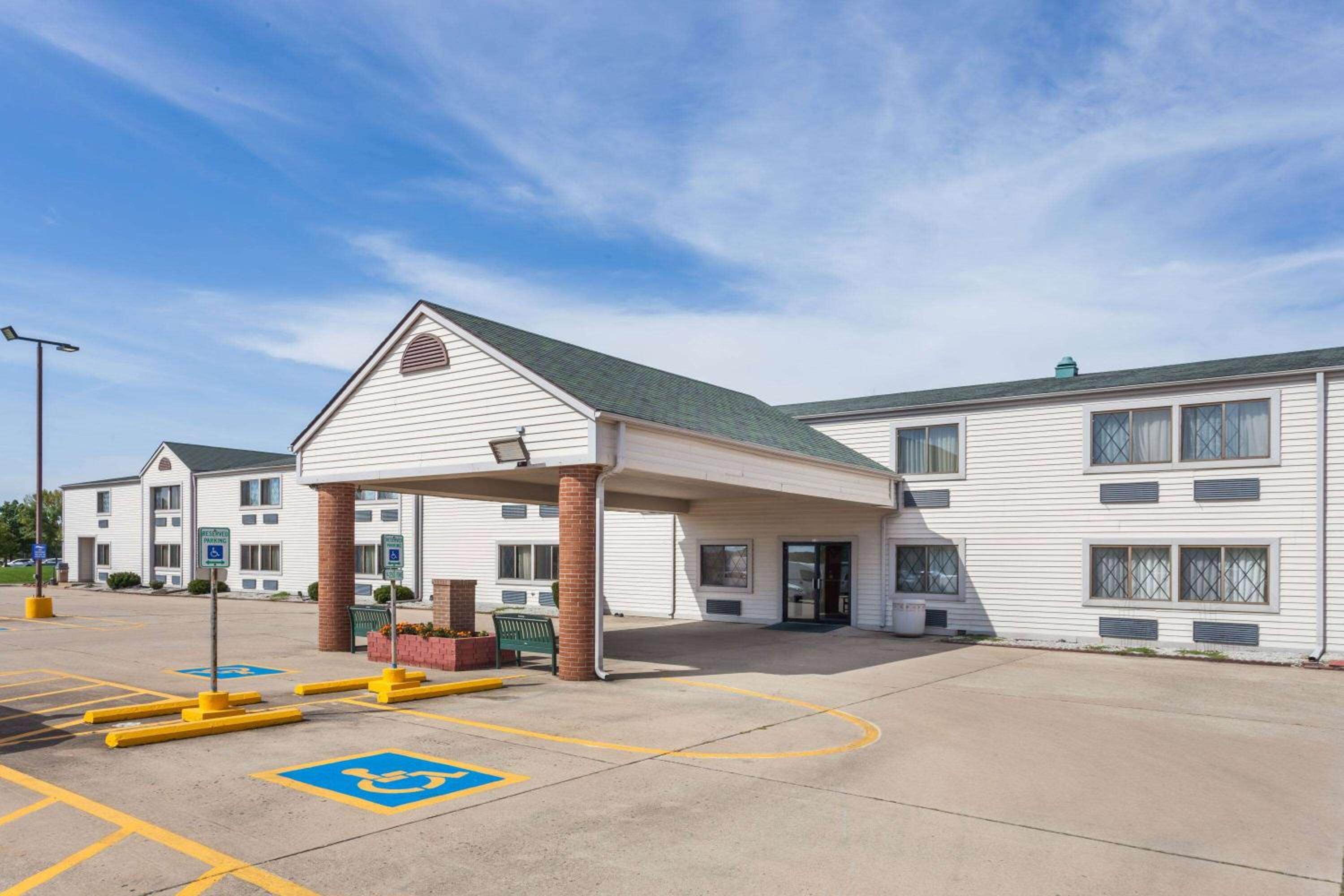 Baymont by Wyndham Decatur view 2