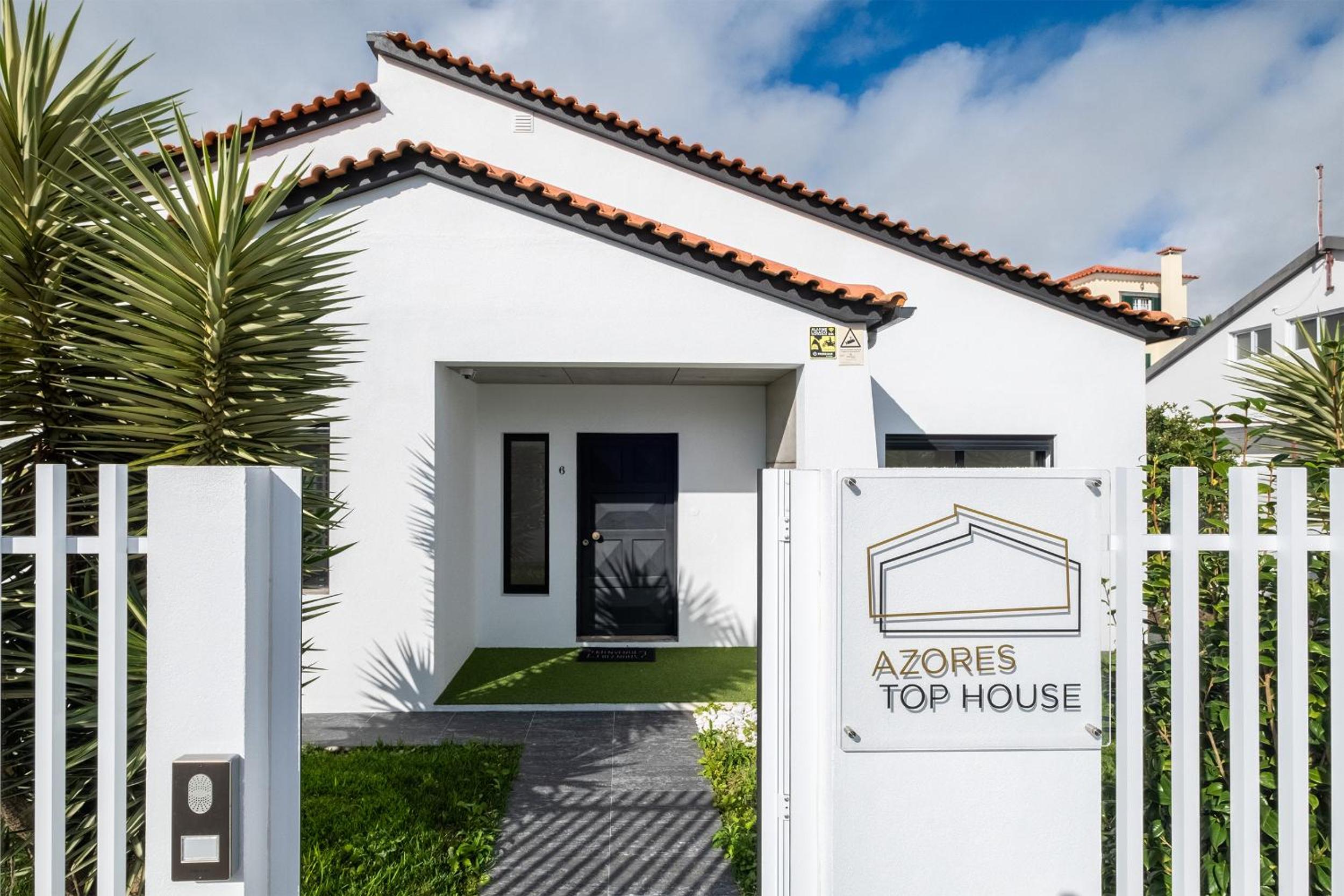 Azores Top House // Luxury and New House view 3