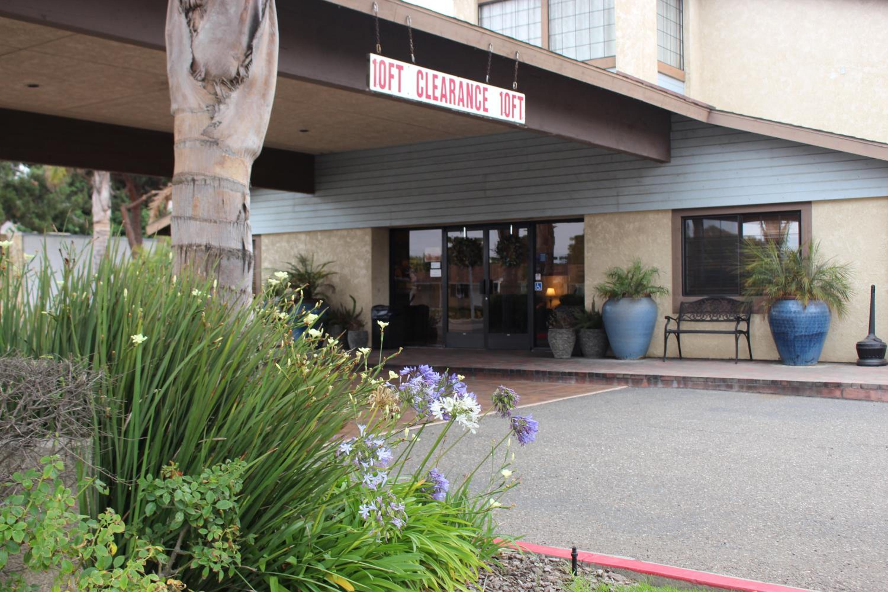 O'Cairns Inn and Suites