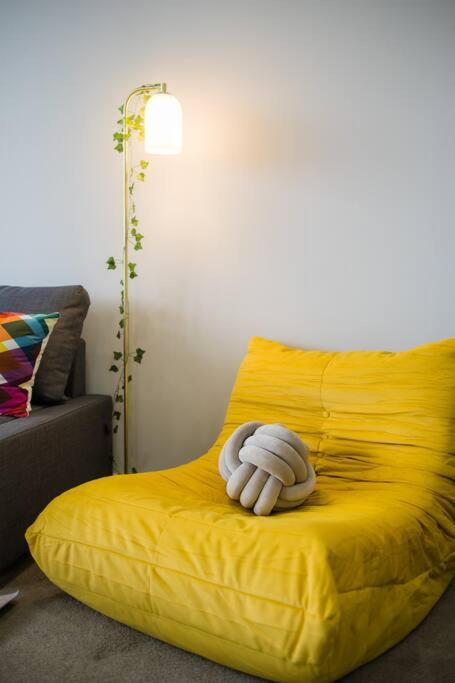 Sky-City Apt 3 min to Train & Shopping& Everything