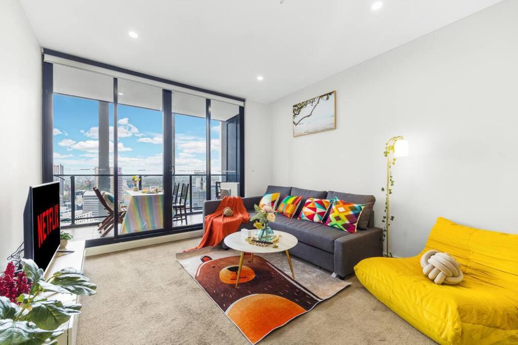 Sky-City Apt 3 min to Train & Shopping& Everything