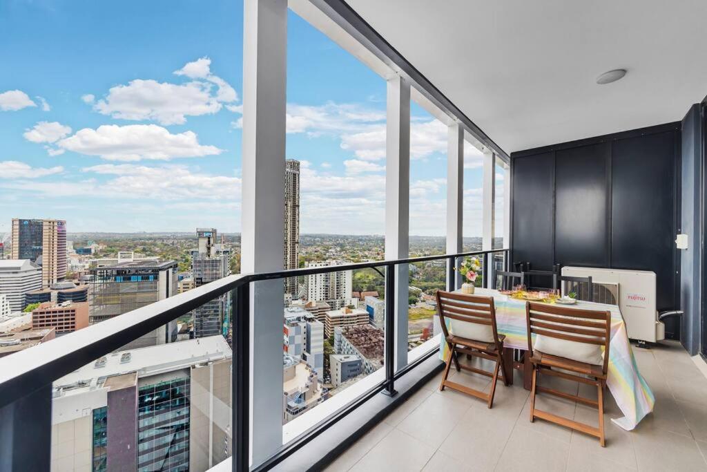 Sky-City Apt 3 min to Train & Shopping& Everything