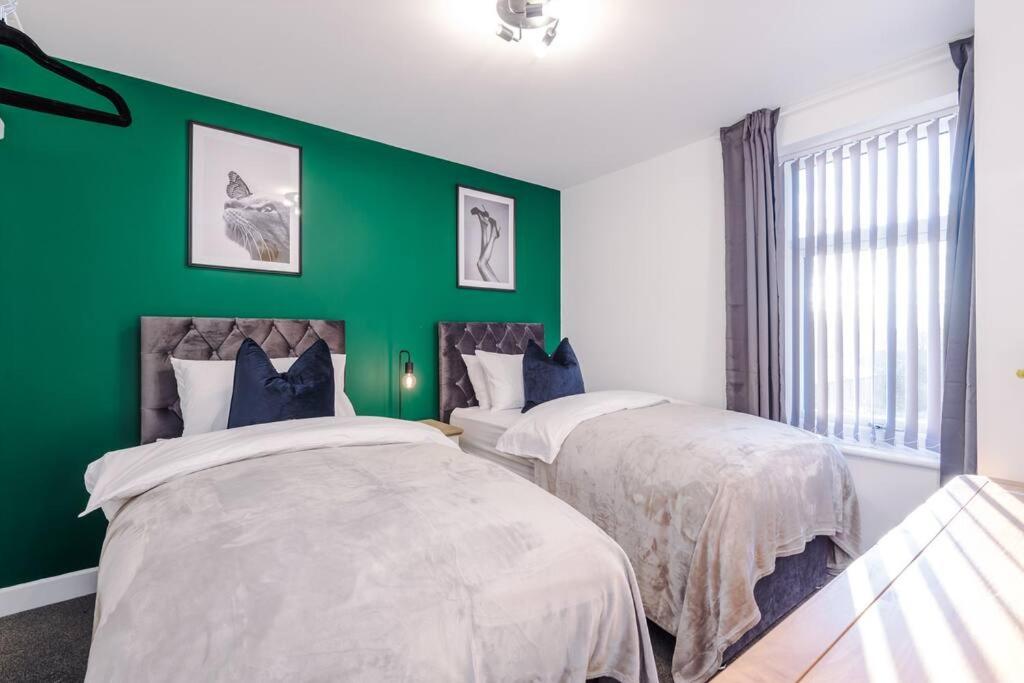 Beautiful Bradford 3 Bedroom Home Sleeps 8 with Parking by PureStay view 4