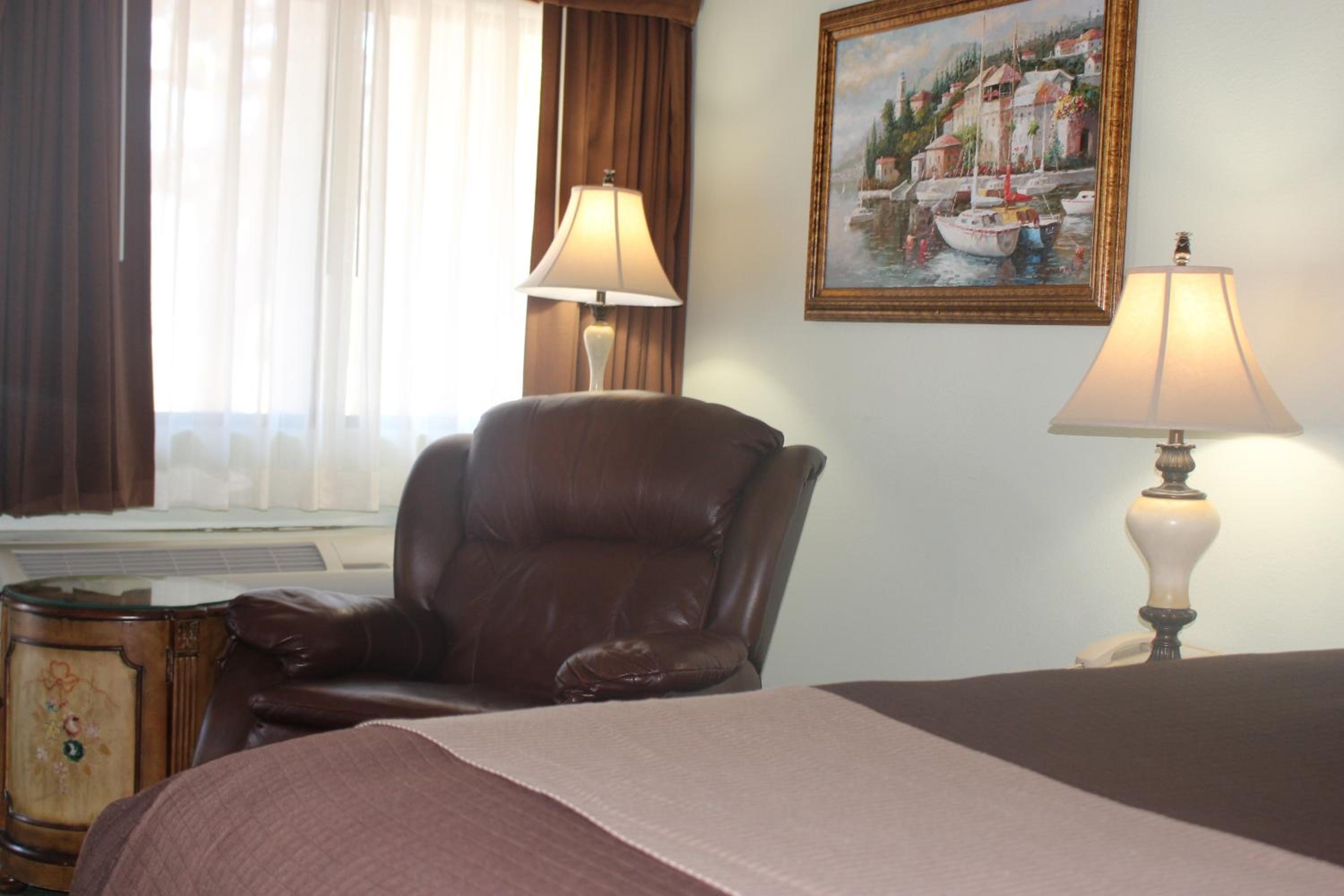 O'Cairns Inn and Suites