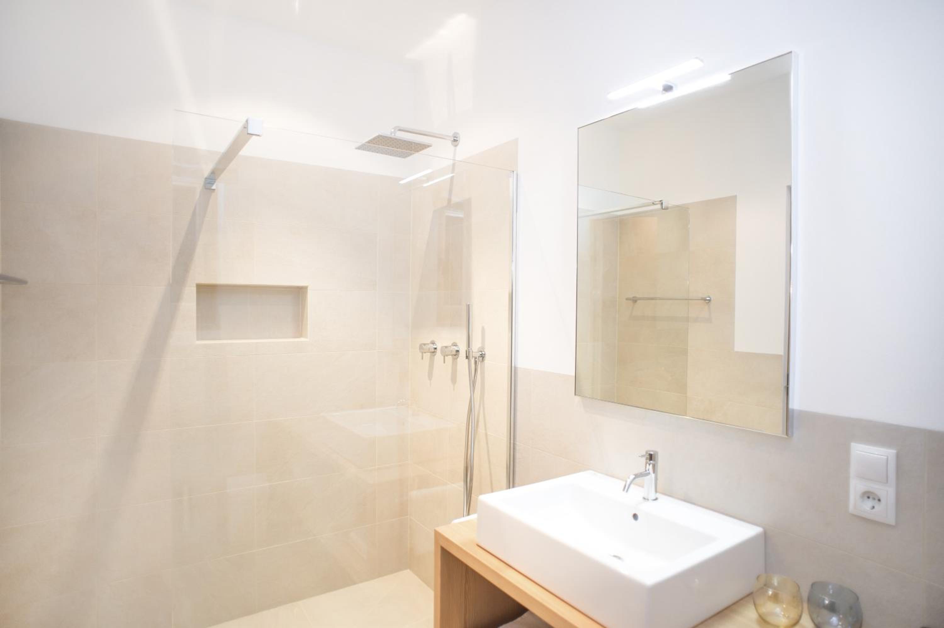 Dorfweber Wohnung Drei en Lagundo — bathroom