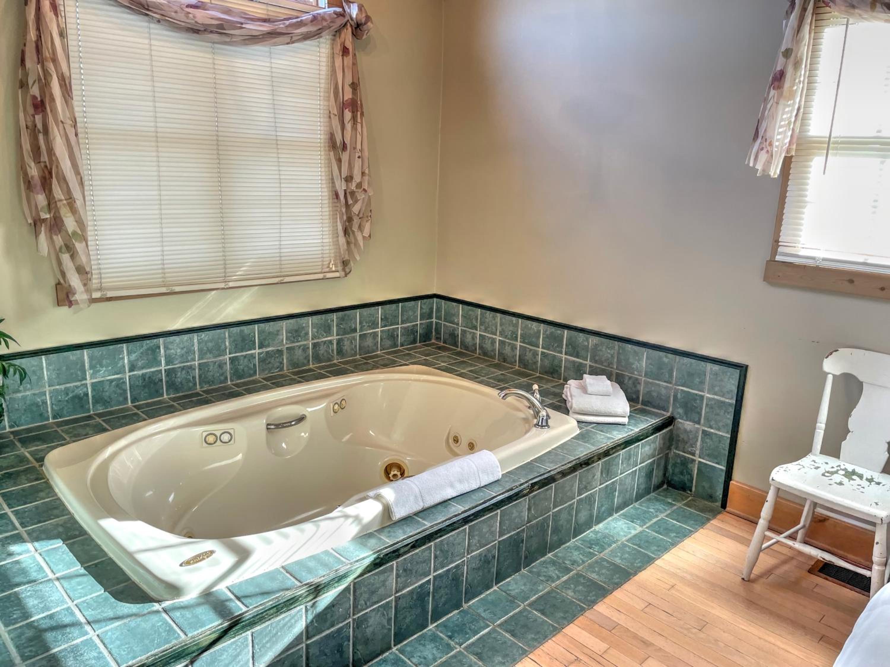Premier Cottages by Amish Country Lodging view 3
