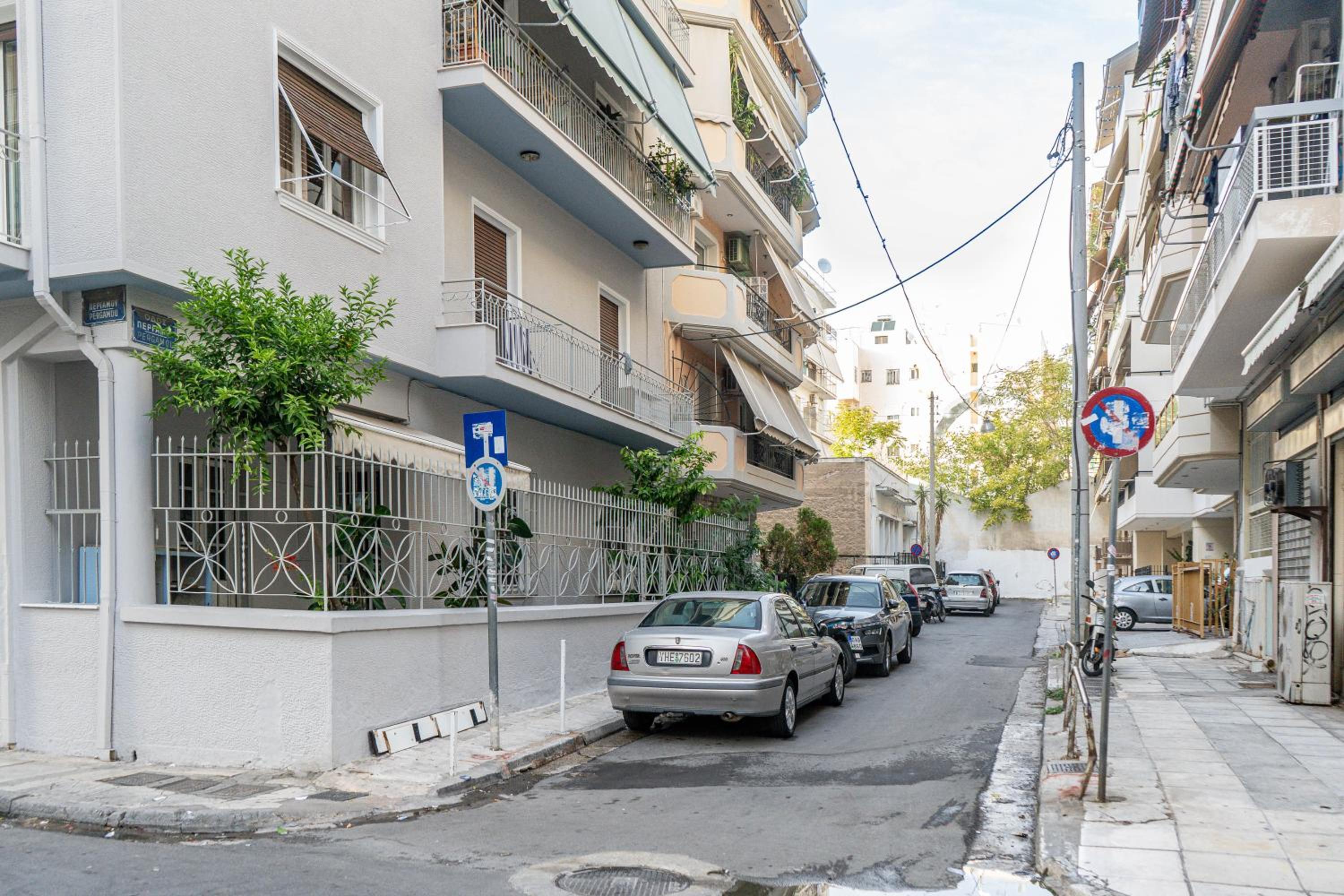 Per56 by Smart Cozy Suites - Right next to the metro - Parking - Available 24hr