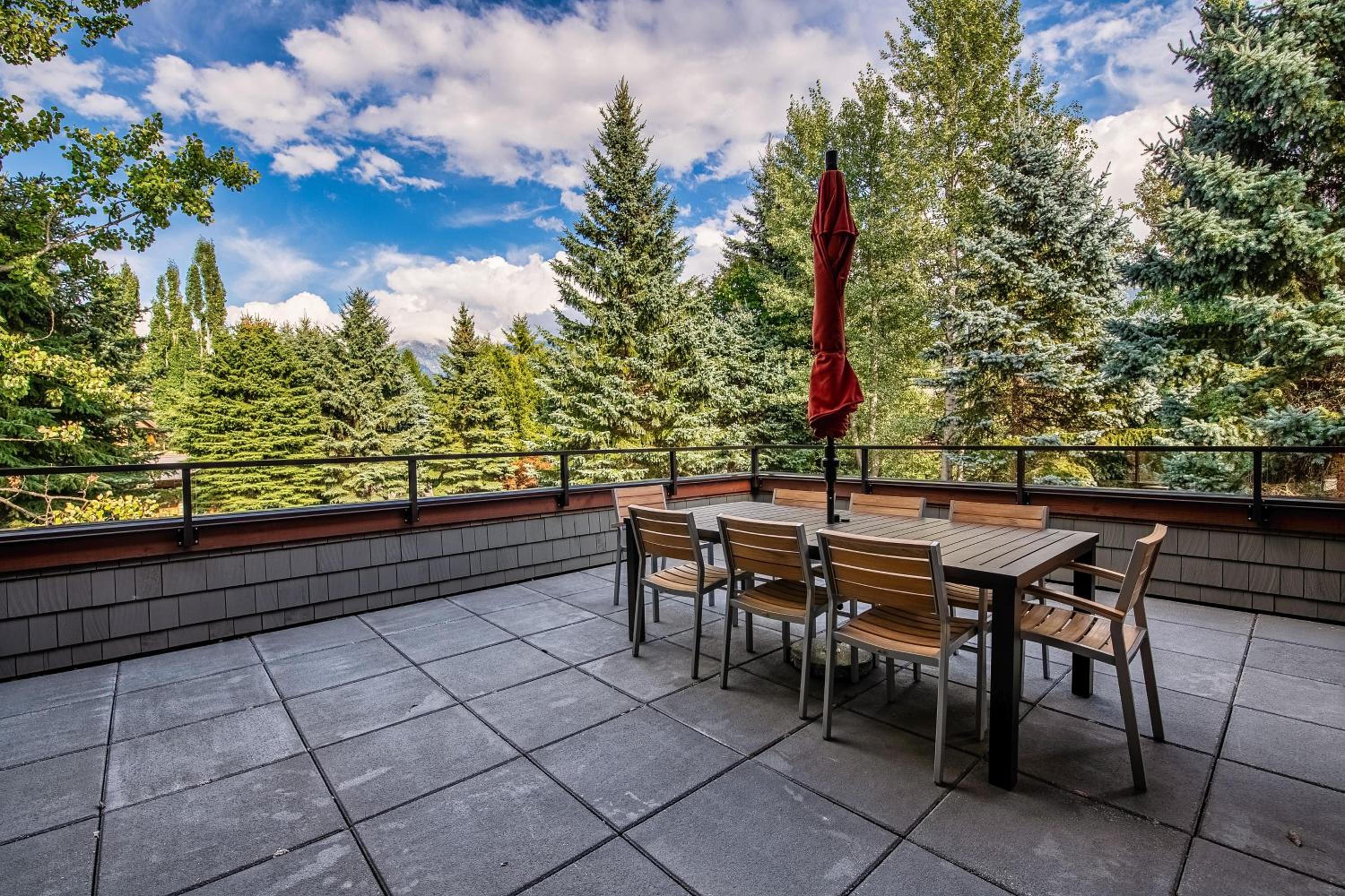 Glacier View Chalet | Family Chalet with Hot tub & Views, Set in a Tranquil Location