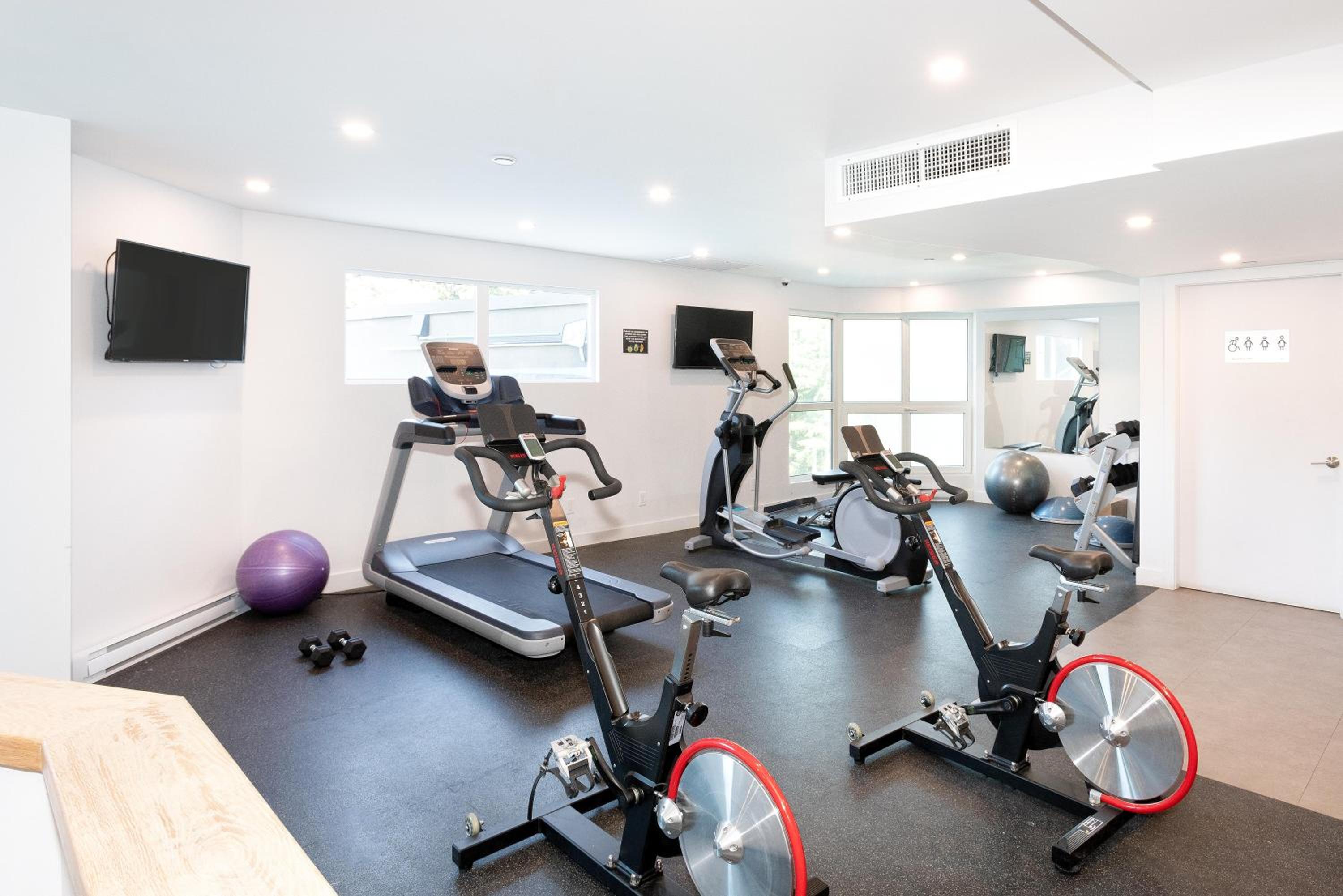 Le Chamois 206 | Large Ski-In Ski-Out Condo at Blackcomb Base with Pool, Hot Tub, & Gym